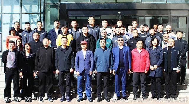 萧初然说：我准备做一间办公室，先从工作室做起吧，帮建筑公司画设计图，等有了一定人脉，再积累一些资金后，再注册公司。
